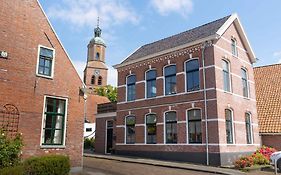 Sfeervol verblijf in oude gemeentehuis Eenrum.